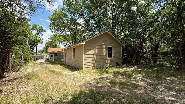 Building Photo - 520 W Mayfield Blvd