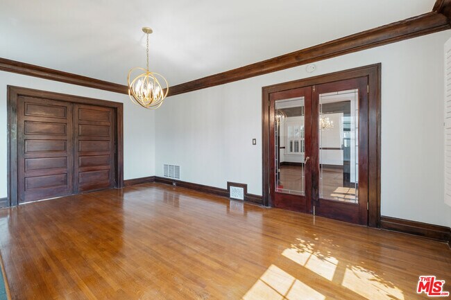 Building Photo - 317 S Norton Ave
