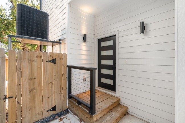 Building Photo - 868 E 35th St