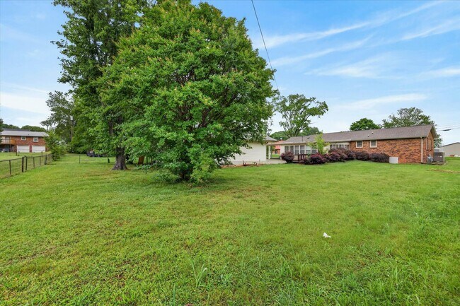 Building Photo - 2 Bedroom Dog Friendly Home For Rent With Large Bonus Room!