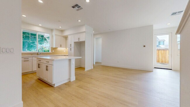 Building Photo - 2782 Sassy St