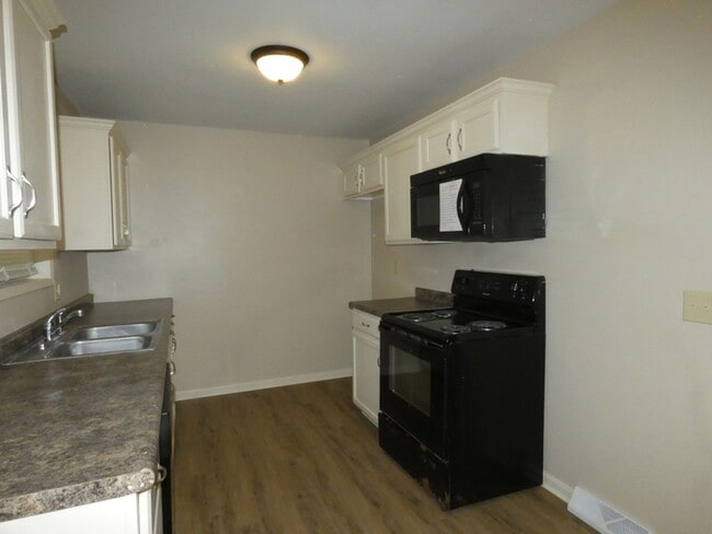 Building Photo - Beautifully Updated Property In North Kans...