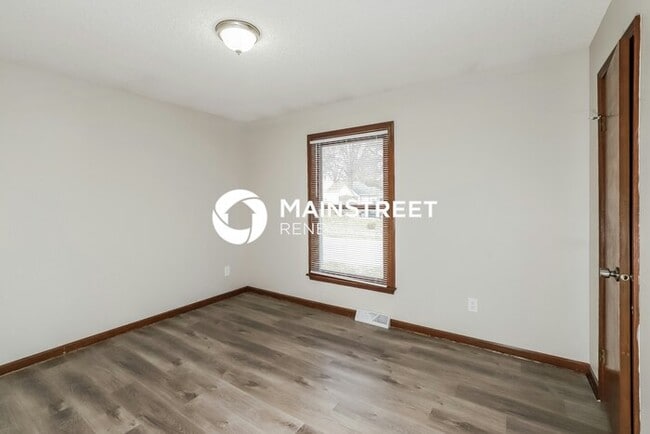 Building Photo - 3 Bedroom Pet-Friendly Home in Independence, MO with Main Street Renewal