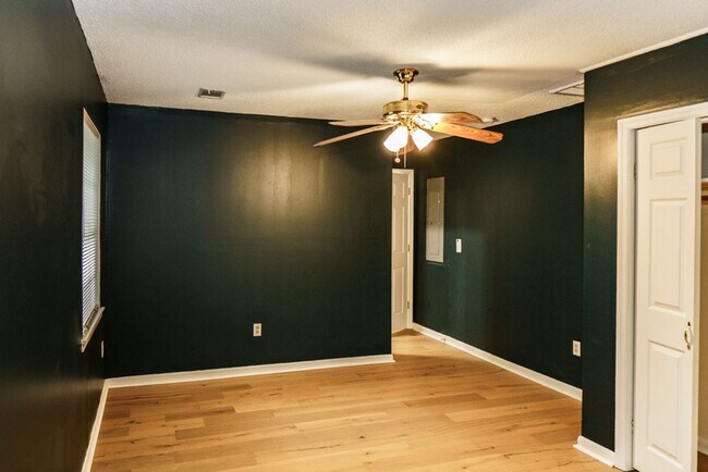 Building Photo - Beautiful 4 bedroom in the heart of Mossy ...