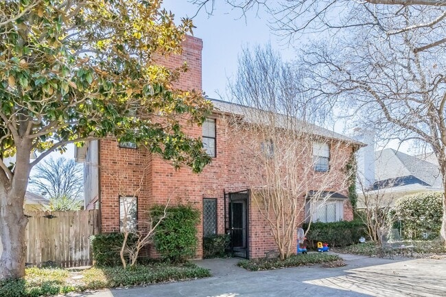 Primary Photo - Beautiful townhome in a prime location nea...