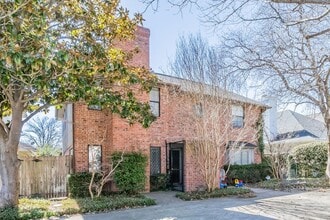 Building Photo - Beautiful townhome in a prime location nea...