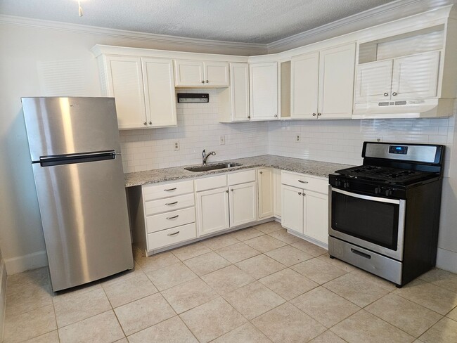 Building Photo - Rare 2 bedroom 1 bath unit located in Mabl...