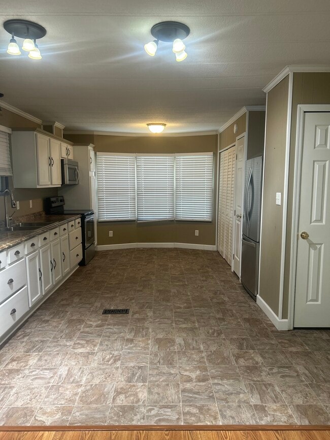 Building Photo - 1009 Roma Dr