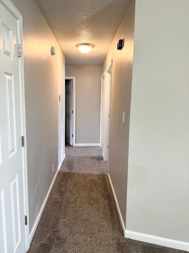 Building Photo - **Just listed**