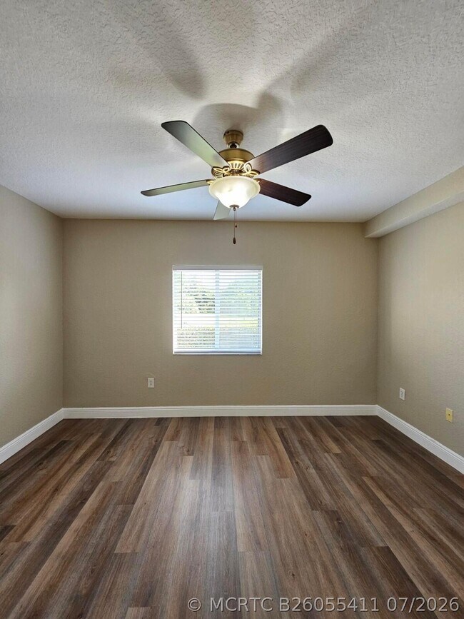 Building Photo - 1049 Golden Lakes Blvd