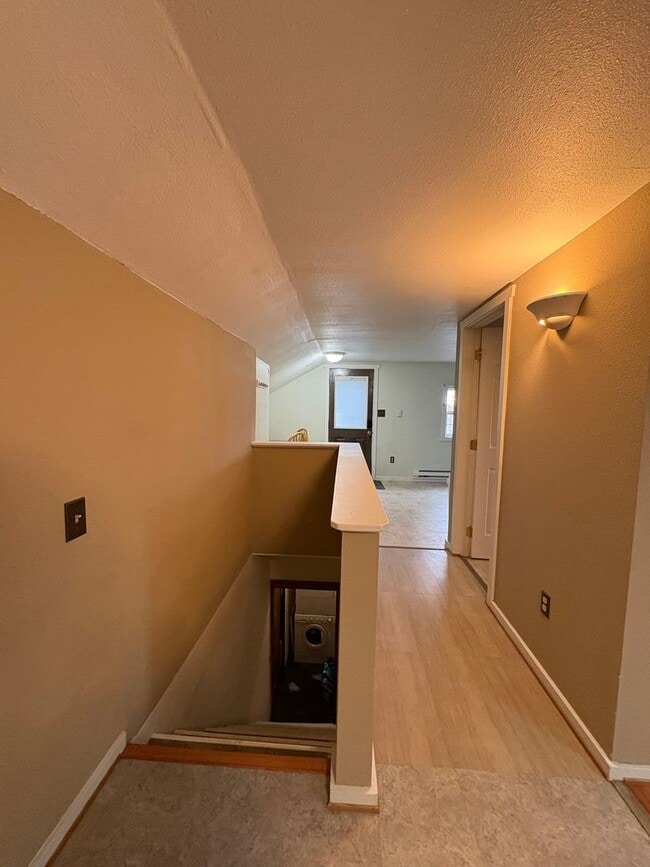 Building Photo - Close to Downtown Upper Level Apartment