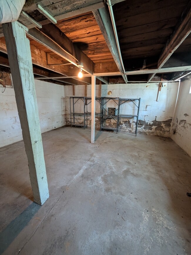 Building Photo - 2102 NE Meriden Rd