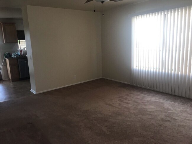 Building Photo - Unbeatable Charm in Camarillo's Colony