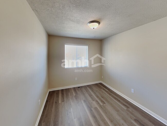 Building Photo - 1169 N Orchard Ave