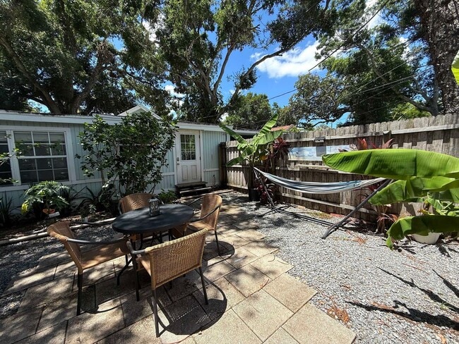 Building Photo - 2 Bedroom 2 Bath Annual Furnished Cottage ...
