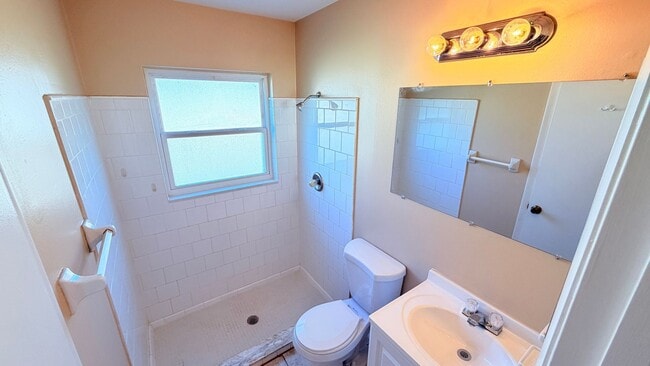 Building Photo - Cozy 2 BR / 2 BA Duplex