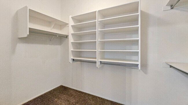 Building Photo - Close to I-10 and shopping in Goodyear!