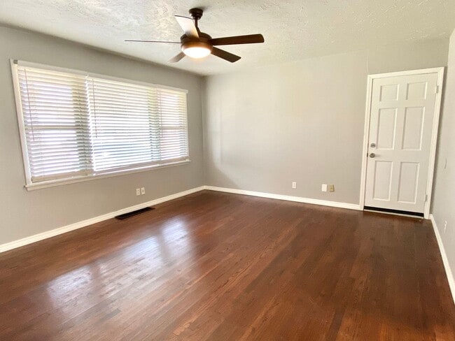 Building Photo - 3 Bed 1 bath with Huge Backyard!!