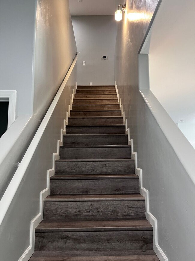 Building Photo - Central- FURNISHED 4 bedroom/ 3 bathroom h...