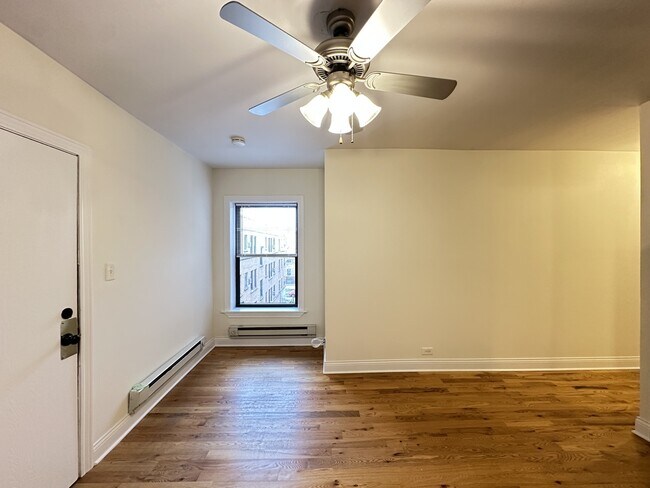 Building Photo - 824 W Cornelia