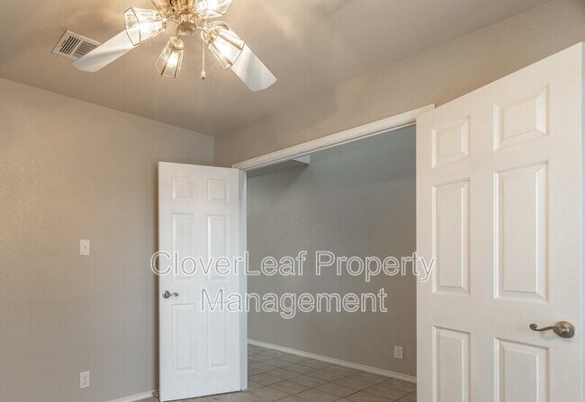 Building Photo - 2424 Dimmitt Dr