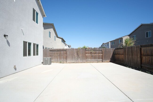 Building Photo - Move-in ready! Stunning 4-bedroom, 3-bathr...