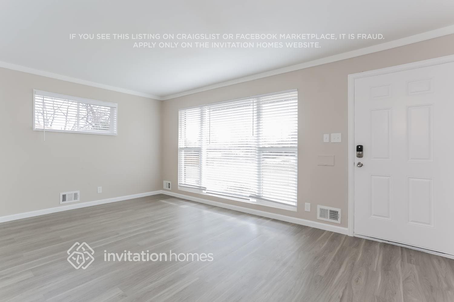 Building Photo - 1061 E 105th Pl