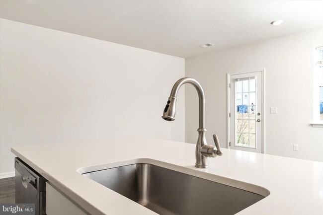 Building Photo - 59 Peregrine Way