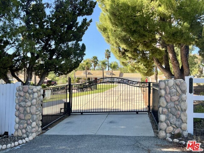 Building Photo - 37200 Glen Oaks Rd