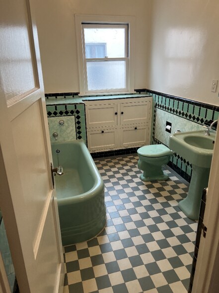 Building Photo - 419 Cloverdale Ave