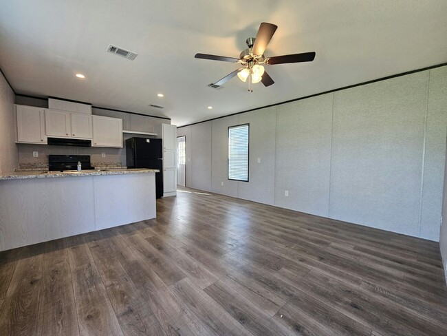 Building Photo - 519 Suwanee Dr