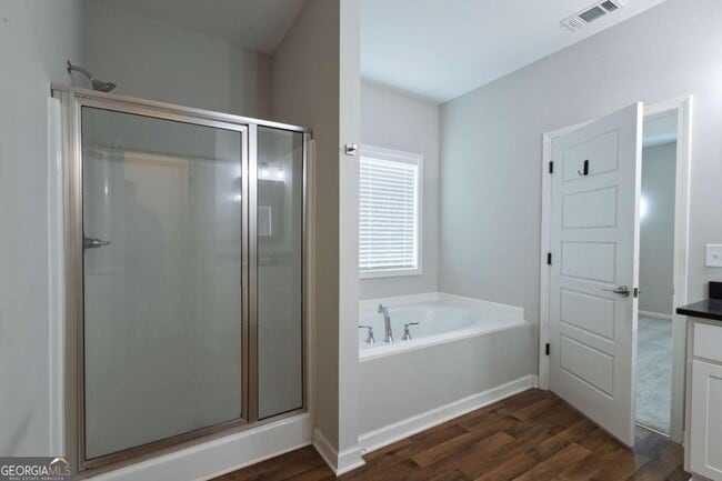 Building Photo - 214 Oakwood Dr