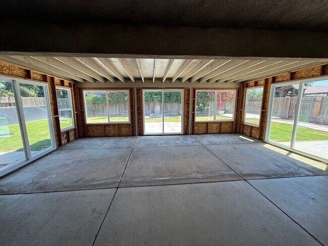 Building Photo - 10919 Golden Valley Dr