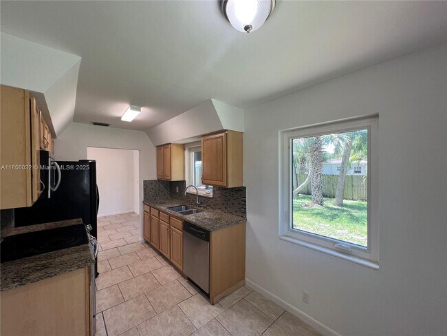 Building Photo - 3350 SW 16th Ct