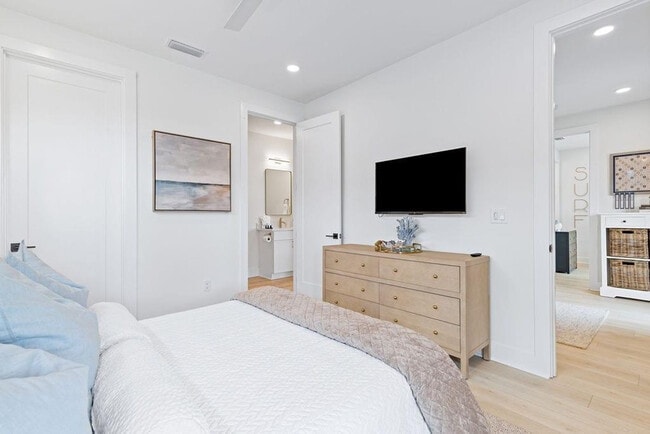 Building Photo - 68 Sarah St