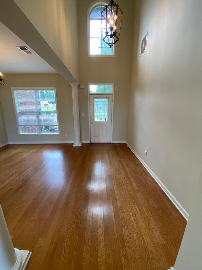 Building Photo - LARGE AND SPACIOUS HOME IN BARTLETT/ARLINGTON