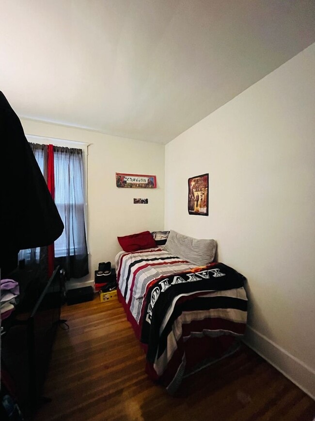 Building Photo - Large 3 bedroom on a great quiet street.