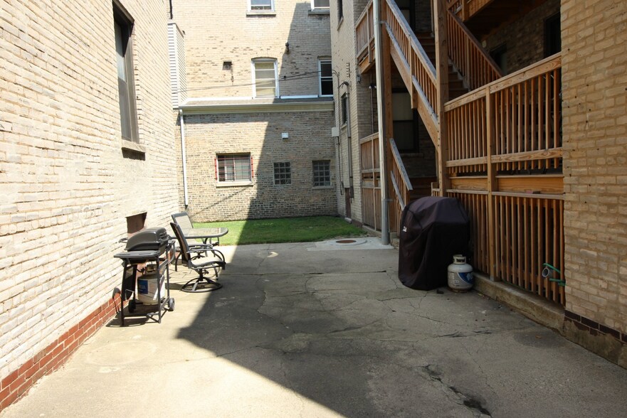Building Photo - 2410 W Winnemac Ave