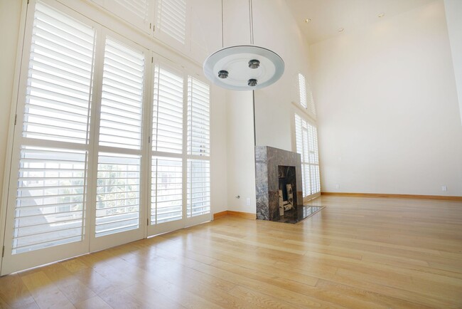 Building Photo - Sunlight Galore 2 Bed / 3Bath + Loft + Sundeck Condo in Westwood!