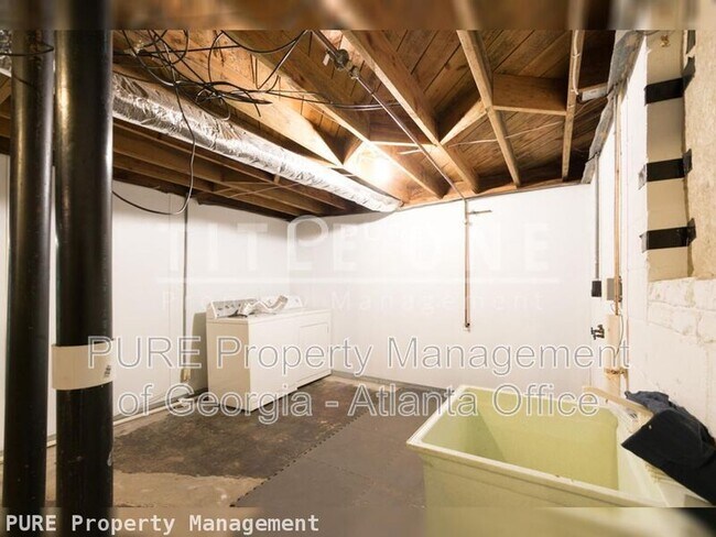 Building Photo - 2435 Woodacres Rd NE