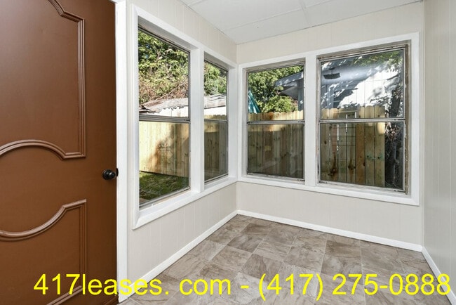 Building Photo - 201 S Meadowview Ave