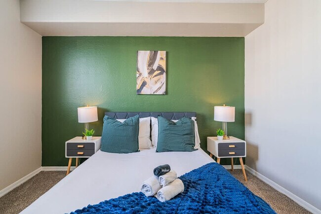 Building Photo - 1275 E University Dr