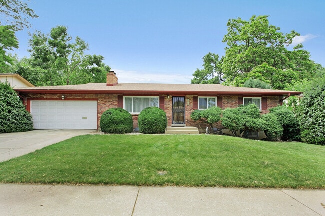 Building Photo - 6741 E La Salle Pl