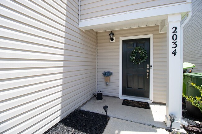 Building Photo - Stylish & Spacious Pet-Friendly Home in Bo...