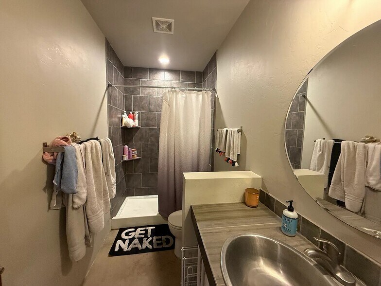 Building Photo - 312 S Cherry Ave