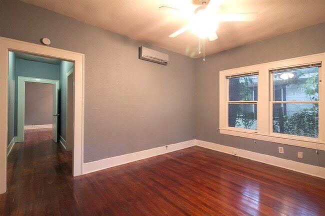 Building Photo - 303.5 Northwood St