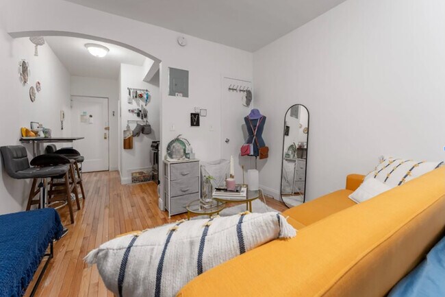 Building Photo - 312-320 W 23rd St
