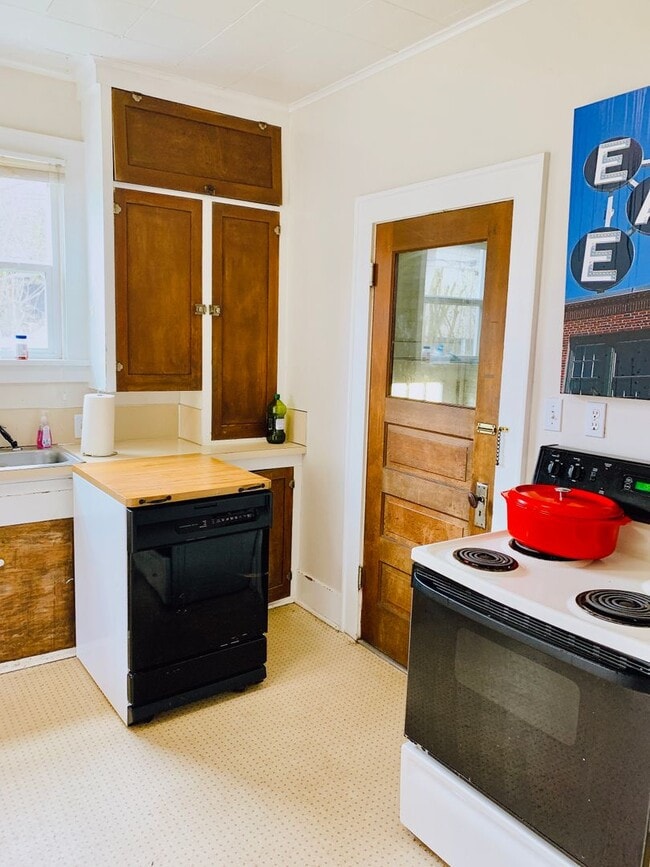 Building Photo - PRELEASE FOR AUG: 5 bdrm/2 bath near WWU and Downtown!