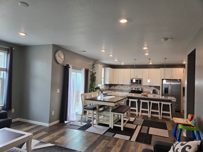 Building Photo - Built in 2021 Spacious Home with 4 bedroom...