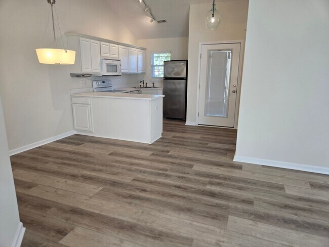 Building Photo - Merestone -Single Story Townhome,  Near by Shopping &  Halyburton Park, Lawn & Trash Included